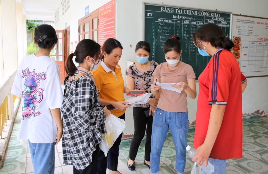 Thực hiện mục tiêu "Không để thí sinh nào không được dự thi vì lý do khách quan, vì thiên tai, mưa lũ, xa xôi cách trở", các nhà trường, địa phương đã rà soát, thống kê, bố trí chỗ ở miễn phí cho các thí sinh nhà xa điểm thi. Trong ảnh: Cán bộ Trường Phổ thông DTNT Hoành Bồ (TP Hạ Long) sắp xếp phòng nghỉ cho các thí sinh xã Kỳ Thượng, Đồng Lâm.