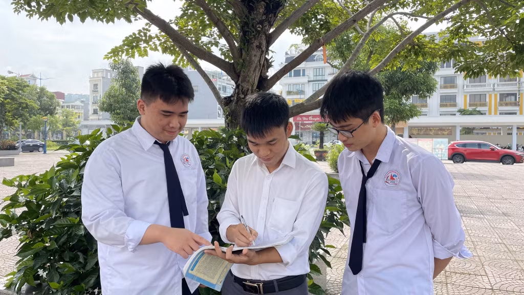 Vũ Huy Hoàng (bên trái), lớp 12 Tin, Trường THPT Chuyên Hạ Long, đoạt Huy chương Bạc Kỳ thi Olympic Tin học châu Á - Thái Bình Dương.