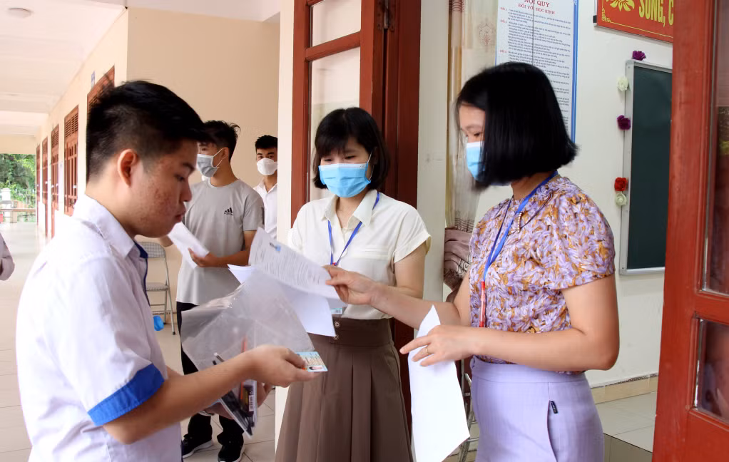 Các thí sinh dự thi tại Điểm thi Trường THPT Cô Tô vào phòng thi dưới sự kiểm soát, hướng dẫn của cán bộ làm thi. Ảnh: Thu Báu (CTV)