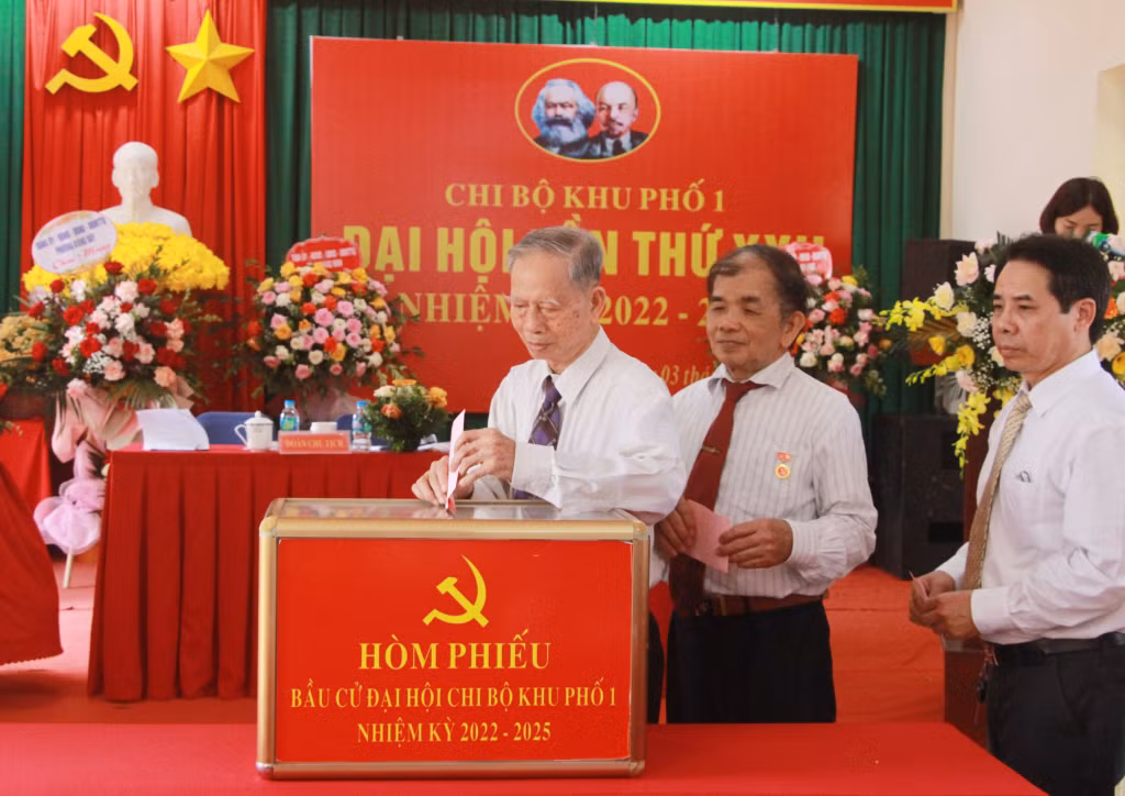 Các đảng viên bỏ phiếu bầu chi ủy khóa mới.