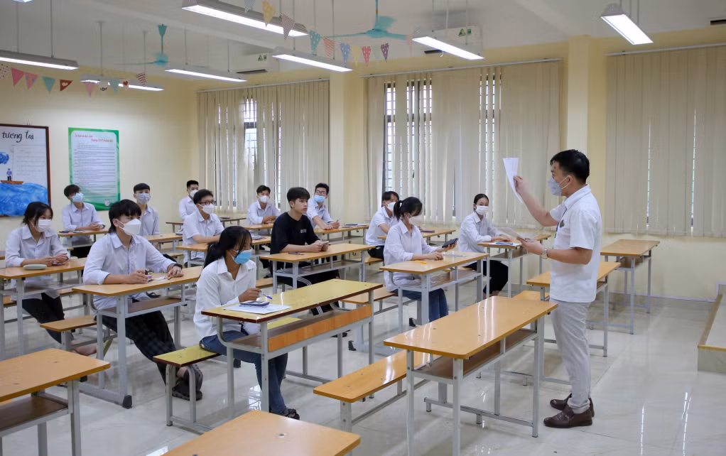 Cán bộ coi thi phổ biến kỹ càng các quy định, quy chế của Kỳ thi cho thí sinh và các điểm cần lưu ý của bài thi trắc nghiệm môn Toán trước giờ thi.
