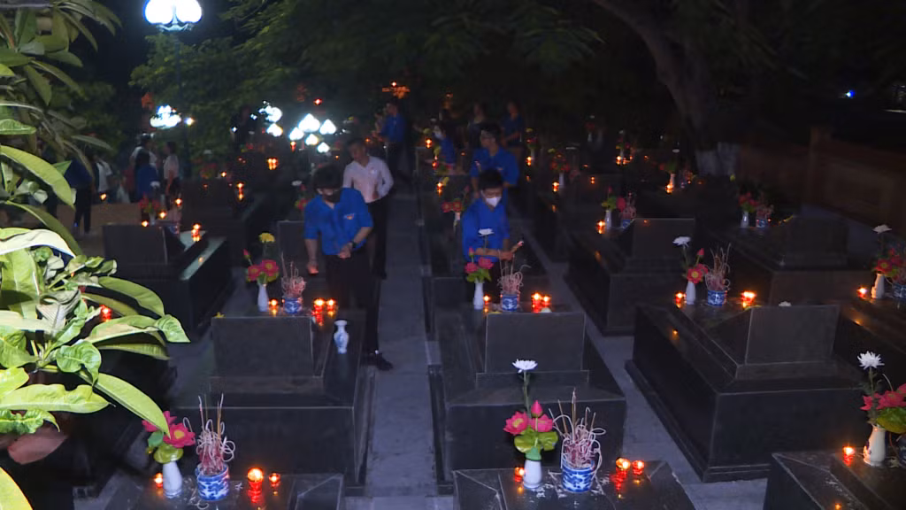Trong buổi tối nay (26/7), tại các nghĩa trang, đài tưởng niệm Anh hùng liệt sỹ trong toàn tỉnh đồng loạt diễn ra Lễ thắp nến tri ân các Anh hùng liệt sỹ.