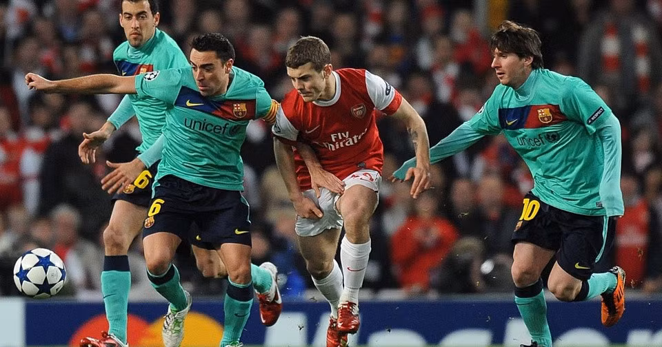 Wilshere (giữa) từng gây ấn tượng mạnh khi chơi cực hay khi đối đầu hàng tiền vệ Barca ở thời hoàng kim của tiki-taka.