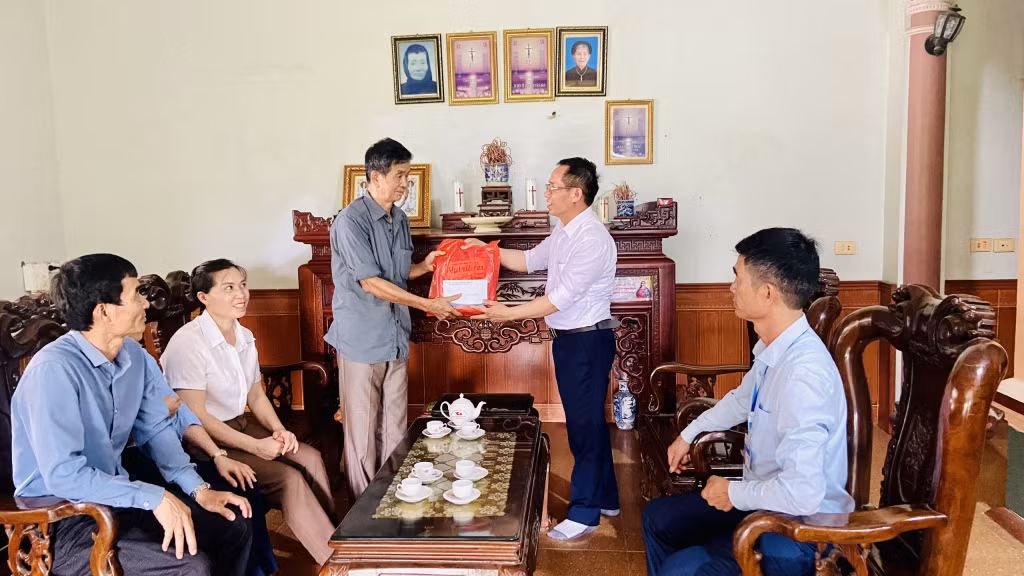 Lãnh đạo UBND xã Việt Dân (TX Đông Triều) thăm, tặng quà gia đình chính sách trên địa bàn.
