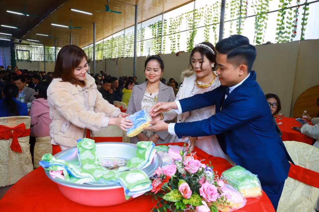 Thực hiện lễ rửa mặt tại một đám cưới của người Tày ở Bình Liêu.
