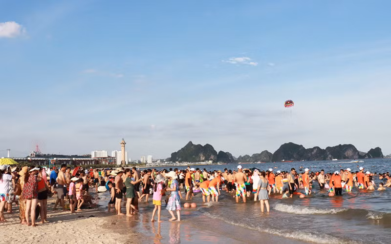 Bãi tắm Hạ Long, Quảng Ninh thu hút đông du khách dịp hè. (Ảnh MINH ĐỨC)