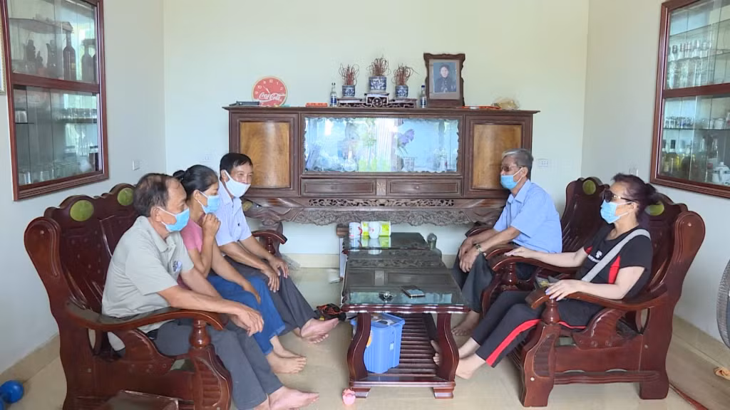 Tổ hòa giải khu phố chùa Bằng (phường Quảng Yên, TX Quảng Yên) trao đổi với gia đình bà Liên và bà Mích.