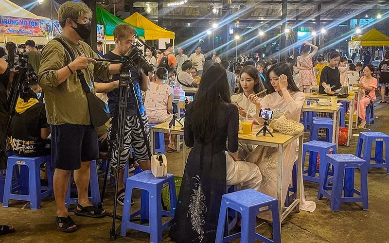 Kênh IHQ ghi hình trải nghiệm tại chợ đêm Helio.