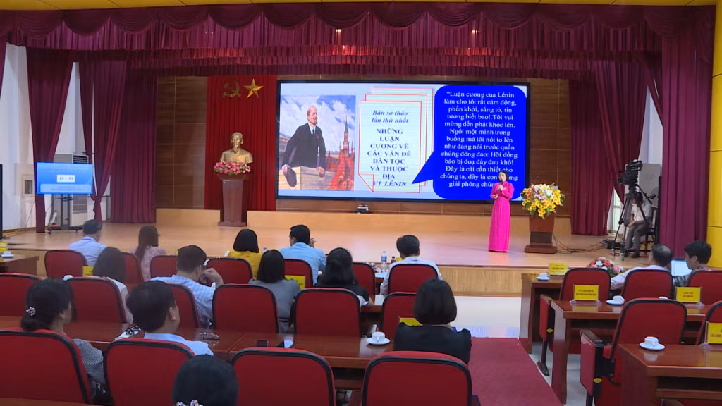 Thí sinh Nguyễn Thị Vân (Ban Tuyên giáo - Trung tâm Chính trị Thành ủy Cẩm Phả) trình bày bài giảng.