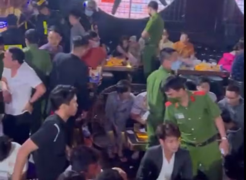 Công an kiểm tra quán bar trá hình lúc rạng sáng.