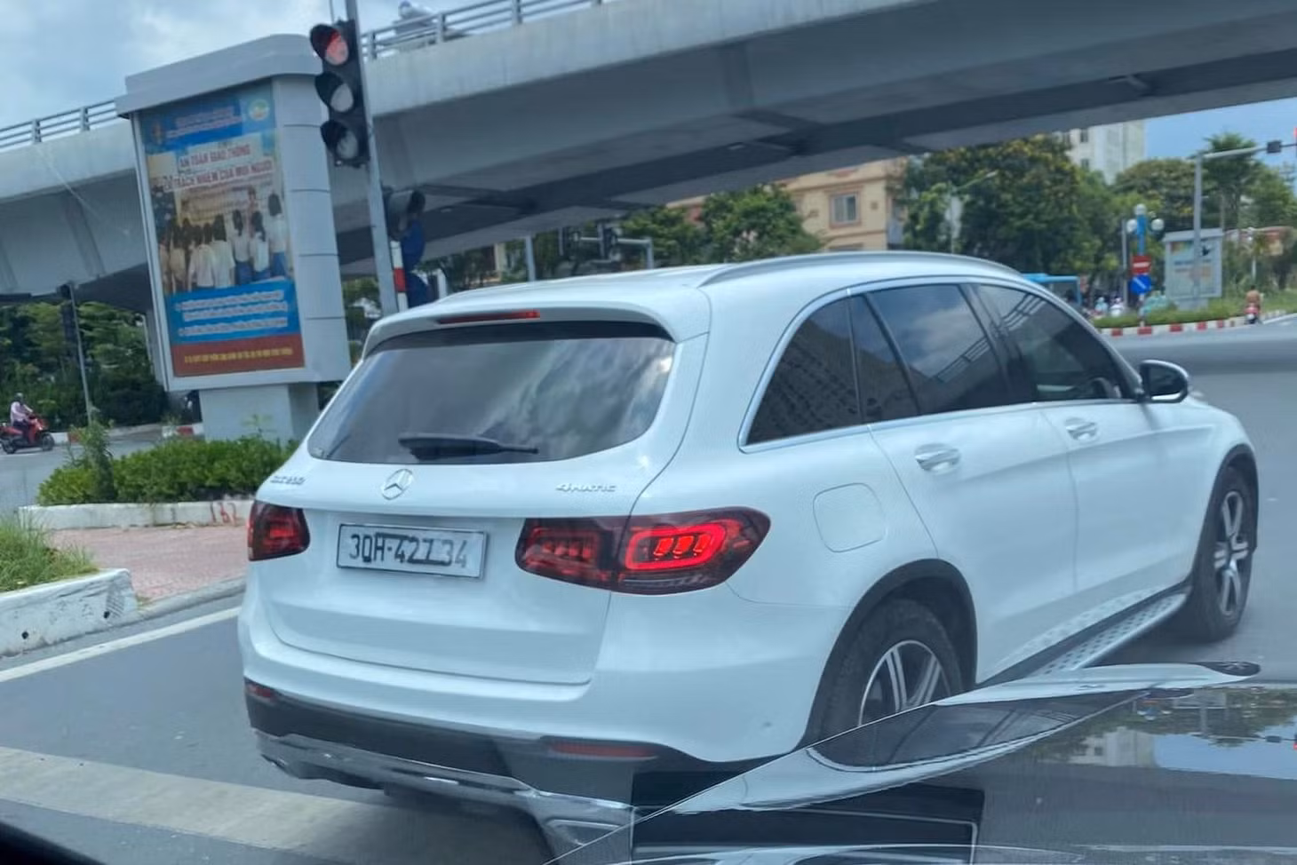 Chủ xe dùng băng dính đen che biển số để né phạt nguội