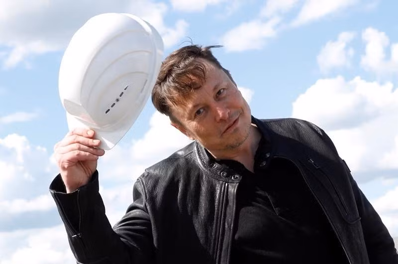 Nếu Musk không bán bớt cổ phần Tesla, số tài sản đó lúc này đã giảm giá trị 1,6 tỷ USD. Ảnh: Reuters.