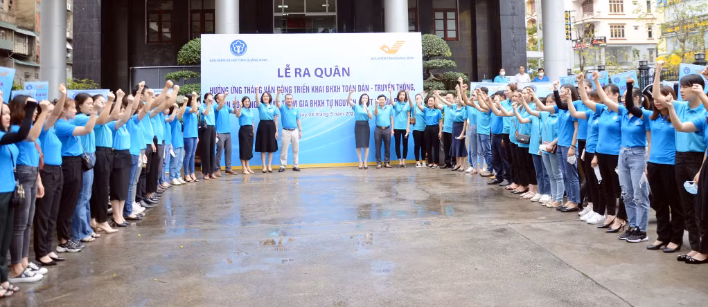 BHXH tỉnh và Bưu điện tỉnh tổ chức lễ ra quân hưởng ứng Tháng vận động triển khai BHXH toàn dân. Ảnh: Dương Trường