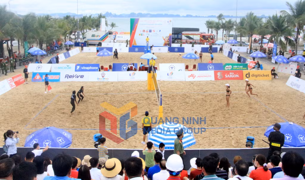 Trận thi đấu bóng chuyền bãi biển nữ giữa Việt Nam và Malaysia tại bãi biển Tuần Châu.