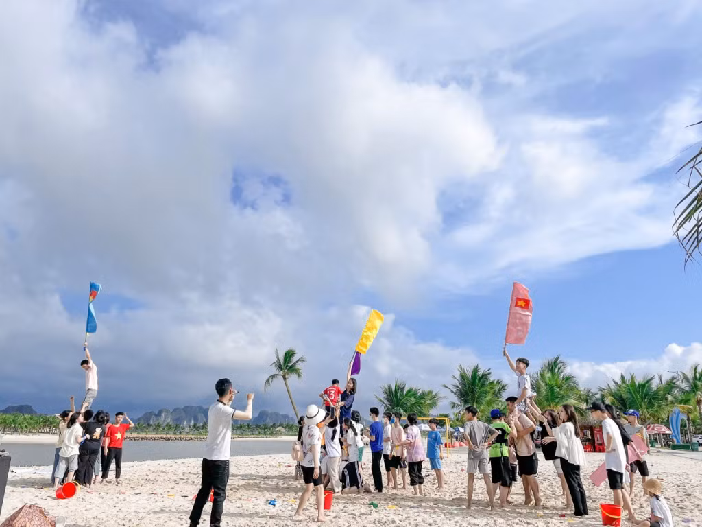 Du khách nhí chơi teambuilding tại bãi biển Tuần Châu.