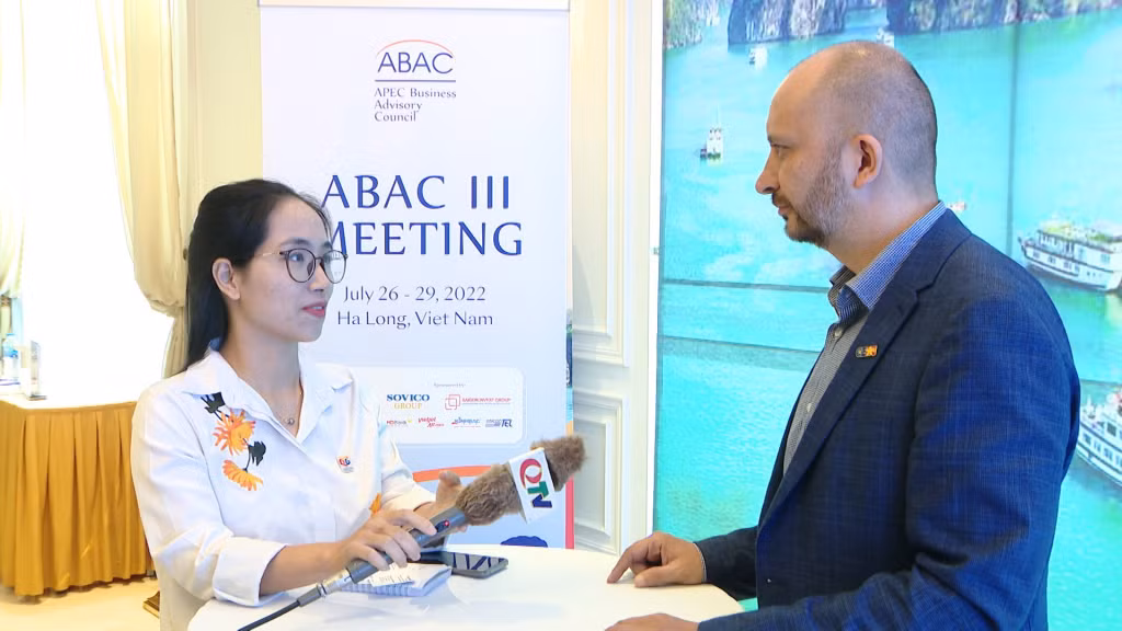 Ông Csaba Bundik, Phó Chủ tịch Hiệp hội doanh nghiệp Trung và Đông Âu tại Việt Nam, trả lời phỏng vấn của phóng viên Trung tâm Truyền thông Quảng Ninh.
