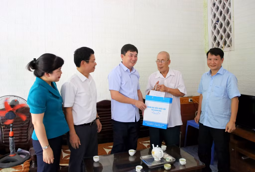 Các đồng chí lãnh đạo tỉnh và lãnh đạo TP Móng Cái tặng quà, động viên thương binh hạng 1/4 Ngô Đức Thanh.