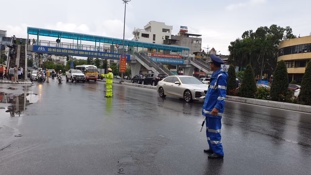 Các lực lượng chức năng túc trực tại các điểm thi, đảm bảo ANTT, ATGT, phối hợp phục vụ Kỳ thi. Ảnh: Hồng Việt.
