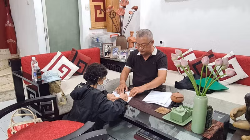 Luật sư hướng dẫn bị can Lê thu Vân ra đầu thú. (ảnh T.C)