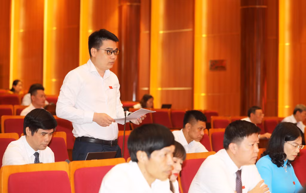 Đại biểu Phạm Thành Trung, Tổ đại biểu TP Uông Bí, tham gia ý kiến.