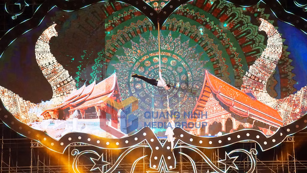 Tiết mục đu dây của các nghệ sỹ xiếc đến từ Lào (11-2019). Ảnh: Minh Đức