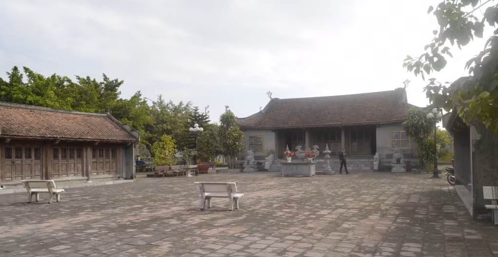 Đình Điền Công thờ Trần Hưng Đạo cùng với Cao Sơn, Quý Minh đại vương, Nam Hải Tôn Thần, Phi Bồng Tướng quân và Bạch Thạch Tướng quân.