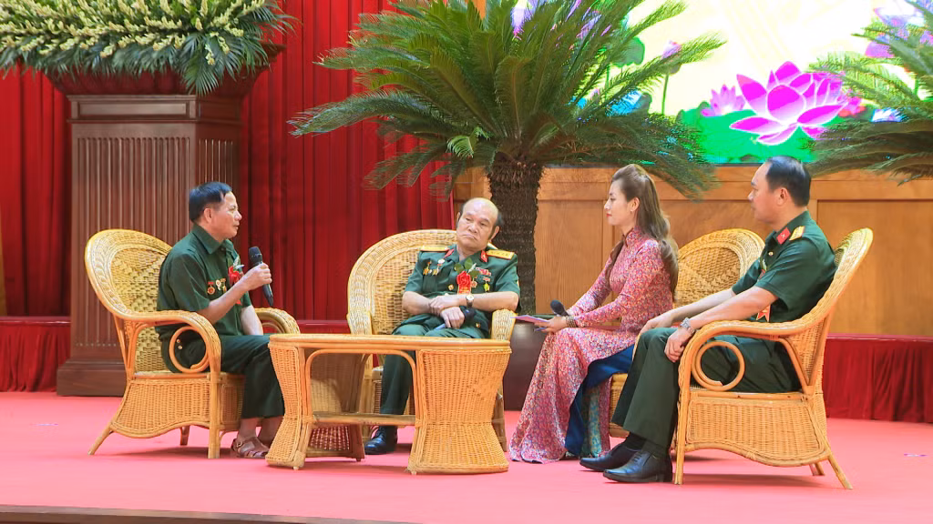 CCB Trần Đăng Tính (ngoài cùng, bên trái) chia sẻ kinh nghiệm vượt khó phát triển kinh tế tại hội nghị biểu dương người có công với cách mạng tiêu biểu và các tập thể, cá nhân có thành tích xuất sắc trong phong trào “Đền ơn đáp nghĩa” trên địa bàn tỉnh. Ngày 26/7/2022