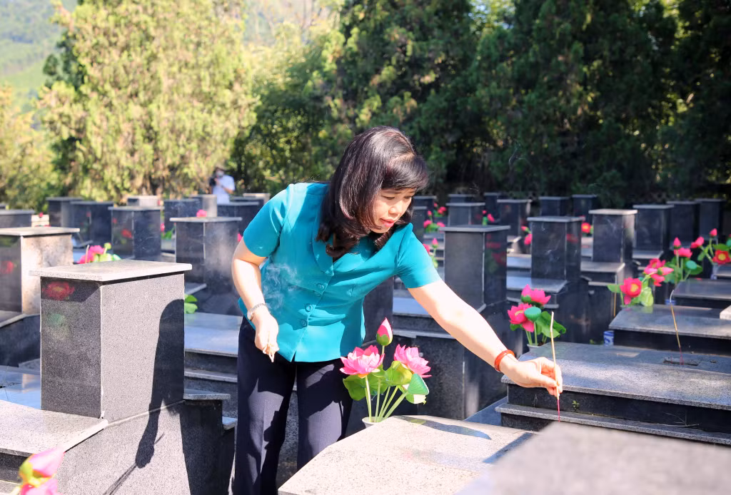 Đồng chí Nguyễn Thị Thu Hà, Phó Trưởng Đoàn ĐBQH tỉnh dâng hương tri ân các Anh hùng liệt sĩ tại Nghĩa trang liệt sỹ huyện Bình Liêu.