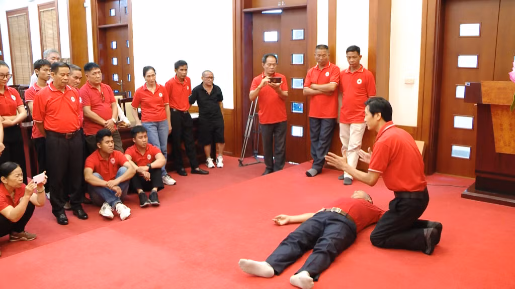 Các tình nguyện viên theo dõi bài thực hành các kỹ thuật cơ bản về sơ cứu ban đầu.