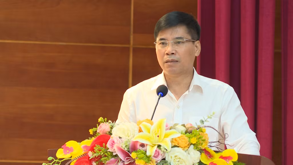 Đồng chí Trương Công Ngàn, Phó Trưởng ban Thường trực Ban Tuyên giáo Tỉnh ủy tham luận về "Vai trò của đồng chí Nguyễn Văn Cừ trong việc xây dựng tổ chức Đảng ở vùng mỏ Quảng Ninh".