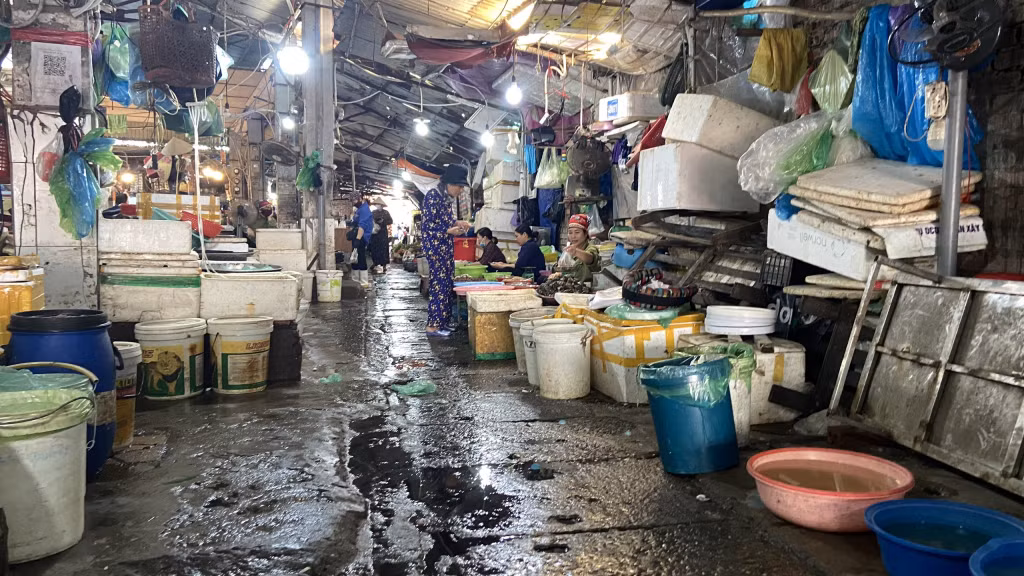 Hiện hạ tầng của hầu hết các chợ đã xuống cấp nghiêm trọng. (Chợ Cột 3, phường Hồng Hải, TP Hạ Long).