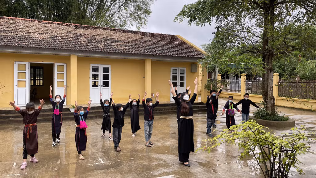 Học sinh Điểm trường Bản Ngày, Trường Tiểu học Vô Ngại (huyện Bình Liêu) tập thể dục giữa giờ.