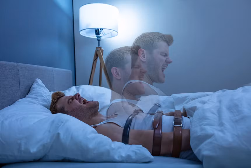 Nhiều người bị bóng đè cảm nhận mình còn thức nhưng không thể di chuyển được. Ảnh: Sleepapneagirl.