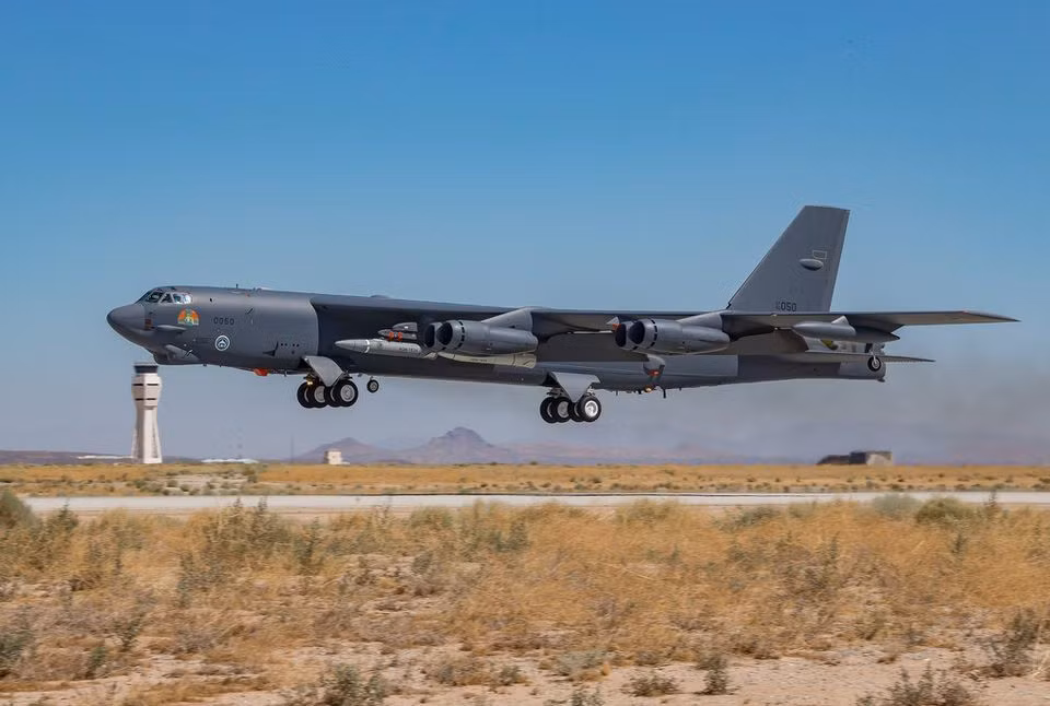 Một chiếc B-52H Stratofortress cất cánh từ Căn cứ Không quân Edwards, California, mang theo một vũ khí ARRW ngày 14/5. Ảnh: Lực lượng Không quân Mỹ