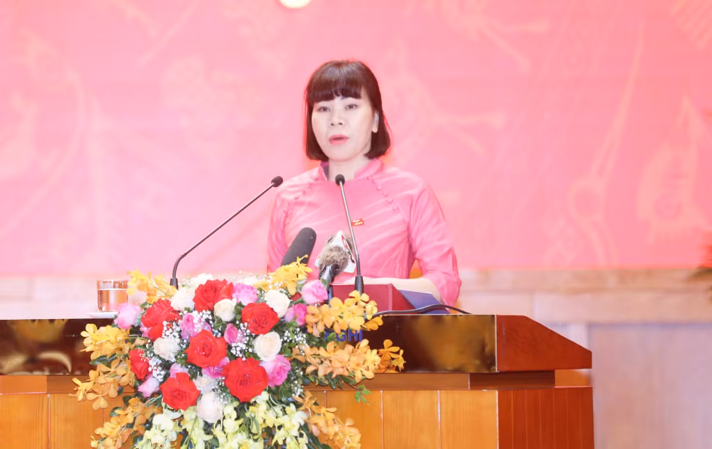 Đồng chí Bùi Thị Hương, Trưởng Ban Kinh tế - Ngân sách trình bày tóm tắt kết quả thẩm tra về Quy hoạch tỉnh Quảng Ninh thời kỳ 2021-2030, tầm nhìn đến năm 2050.