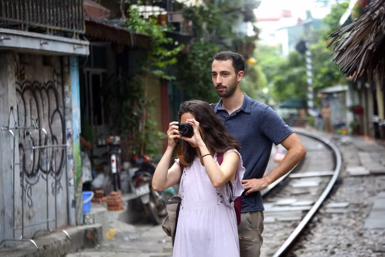 Du khách nước ngoài đến đây đặc biệt là vào những ngày cuối tuần, khi có nhiều chuyến tàu chạy qua trong ngày.