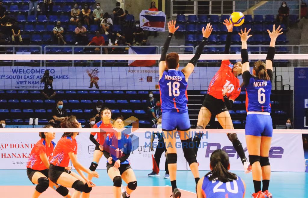 đội tuyển Philippines (áo xanh) giành chiến thắng 3-0 trước Malaysia.