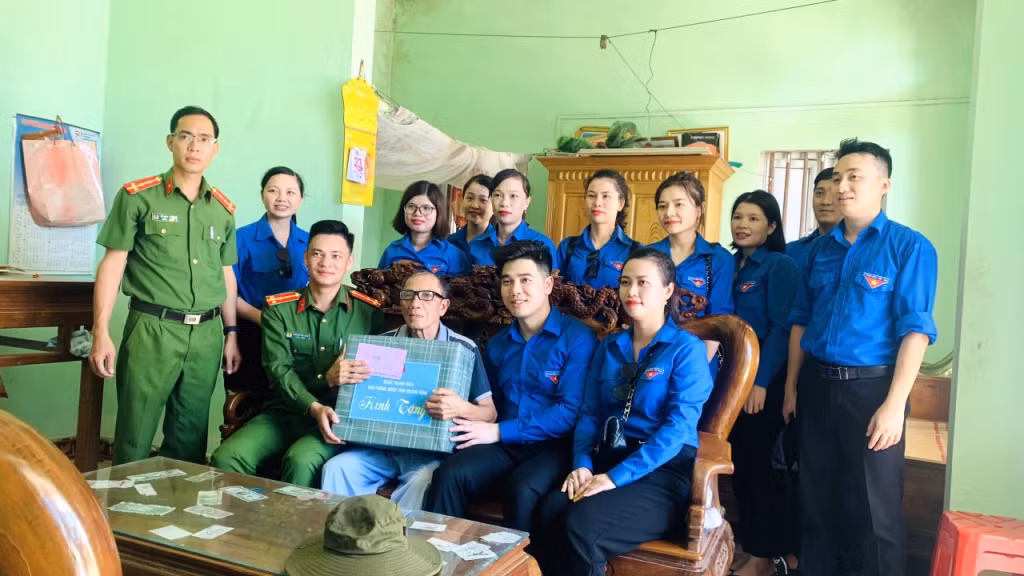 Các ĐVTN thăm hỏi, tặng quà các gia đình chính sách, thương binh, liệt sĩ.