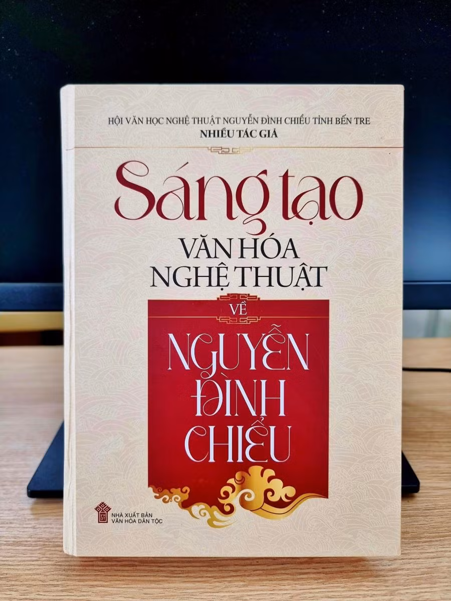 Cuốn sách tập hợp rất nhiều tác phẩm văn học nghệ thuật thành tuyển tập như một trong những hoạt động kỷ niệm 200 năm Ngày sinh Danh nhân Nguyễn Đình Chiểu. Ảnh: TN