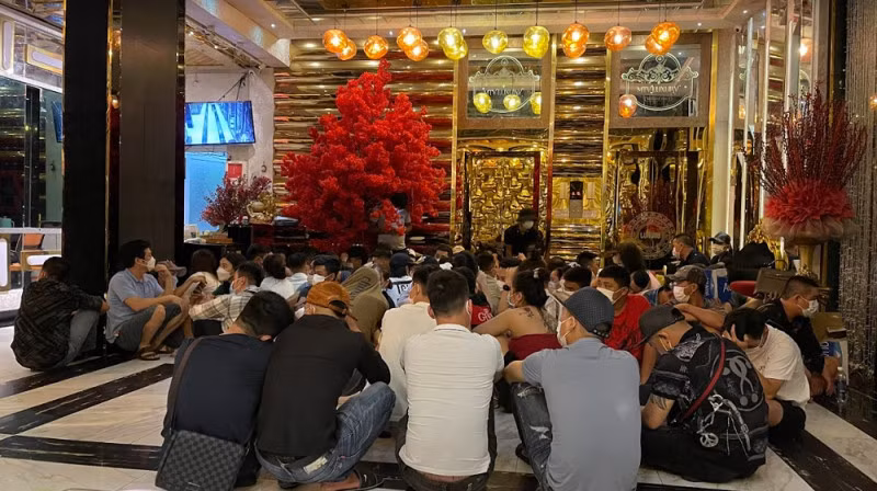 Công an tỉnh Kiên Giang phát hiện 132 đối tượng dương tính với ma túy trong quán karaoke.
