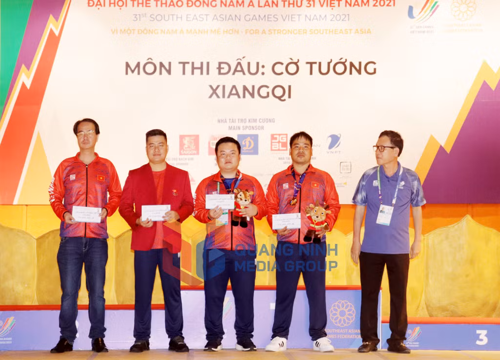 Các kỳ thủ Việt Nam nhận phần thưởng từ Liên đoàn Cờ Việt Nam.