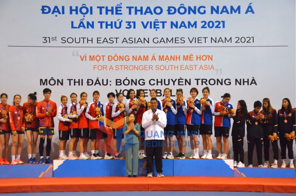 Phó Chủ tịch Thường trực HĐND tỉnh Quảng Ninh Vi Ngọc Bích, cùng đại diện bóng chuyền Thái Lan trao Huy chương vàng cho đội tuyển bóng chuyền nữ Thái Lan.