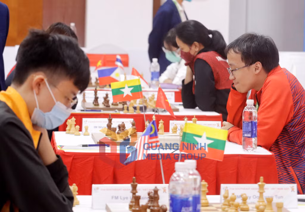 Kỳ thủ Nguyễn Ngọc Trường Sơn (áo đỏ, tay phải) có khởi đầu khá thuận lợi sau ngày thi đấu đầu tiên.