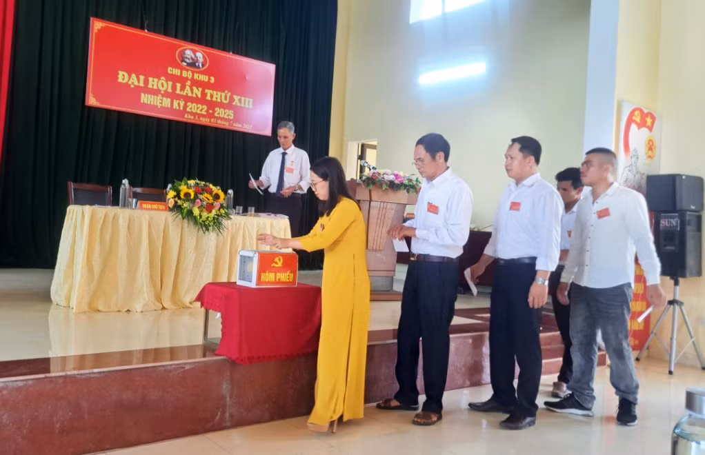 Đảng viên chi bộ khu phố 3, thị trấn Cô Tô bỏ phiếu bầu Bí thư chi bộ nhiệm kỳ 2022-2025.