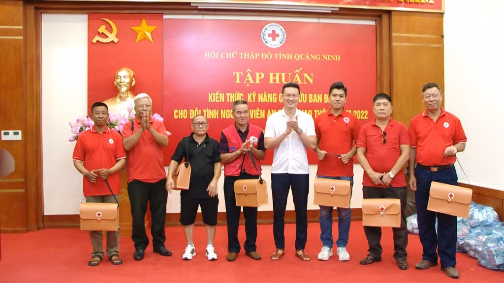 Hội Chữ thập đỏ tỉnh cấp phát thiết bị sơ cấp cứu ban đầu và mũ bảo hiểm cho các tình nguyện viên an toàn giao thông.