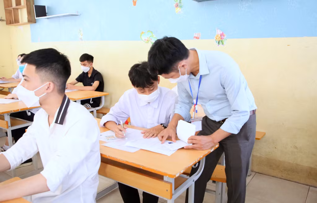 Cán bộ làm thi hỗ trợ các thí sinh rà soát, kiểm tra thông tin và đính chính sai sót (nếu có).