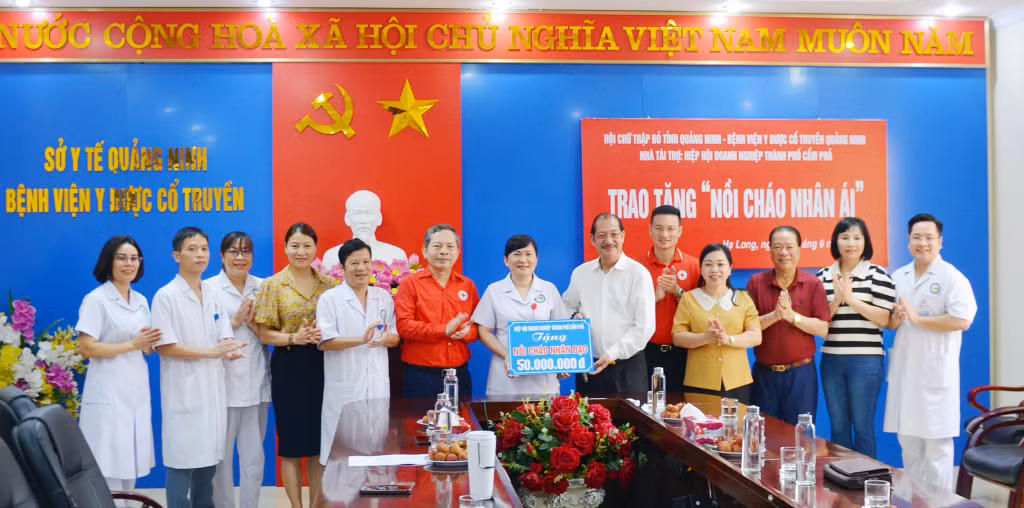 Hiệp hội Doanh nghiệp TP Cẩm Phả trao 50 triệu đồng hỗ trợ kinh phí duy trì 