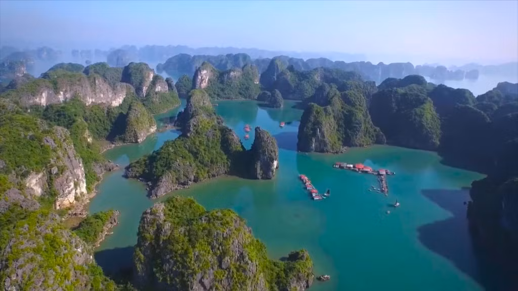 Vịnh Hạ Long là điểm đến du lịch hấp dẫn nhất Quảng Ninh.