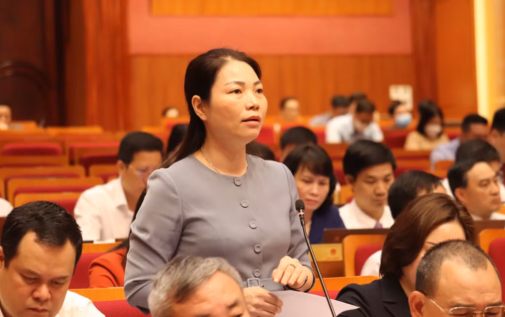 Đồng chí Nguyễn Thị Thúy, Giám đốc Sở GD&amp;ĐT trả lời chất vấn.