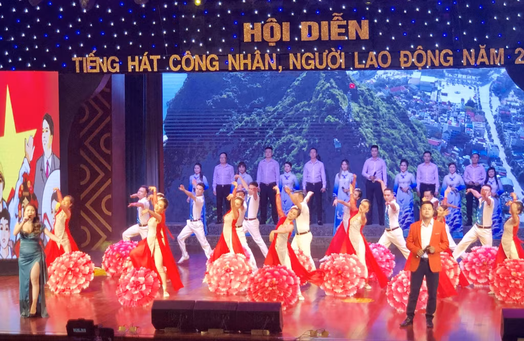 Đoàn nghệ thuật quần chúng tỉnh Quảng Ninh đã mang đến hội diễn những tiết mục ca, múa, nhạc được dàn dựng công phu, hấp dẫn.